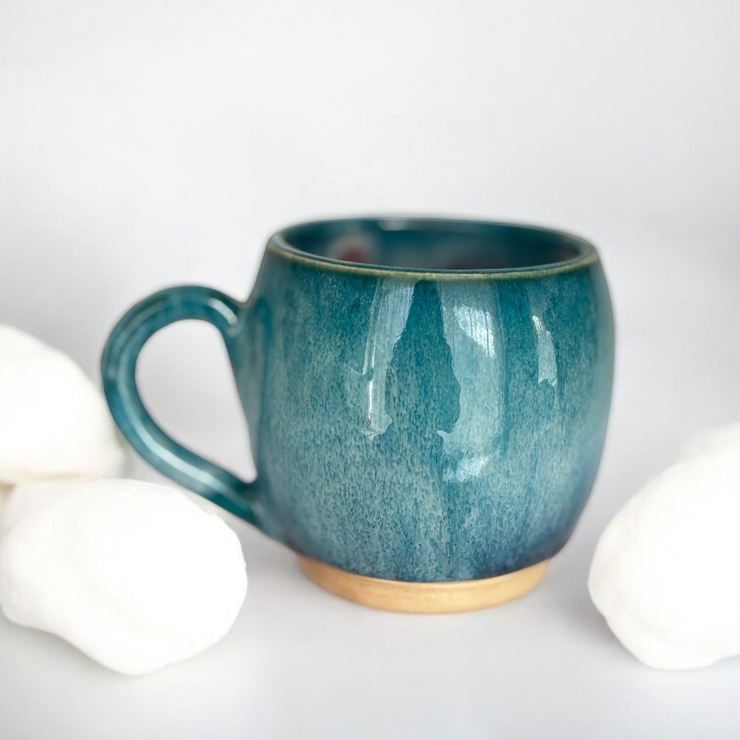 Tasse bleue ,poterie faite main. Entretien facile.