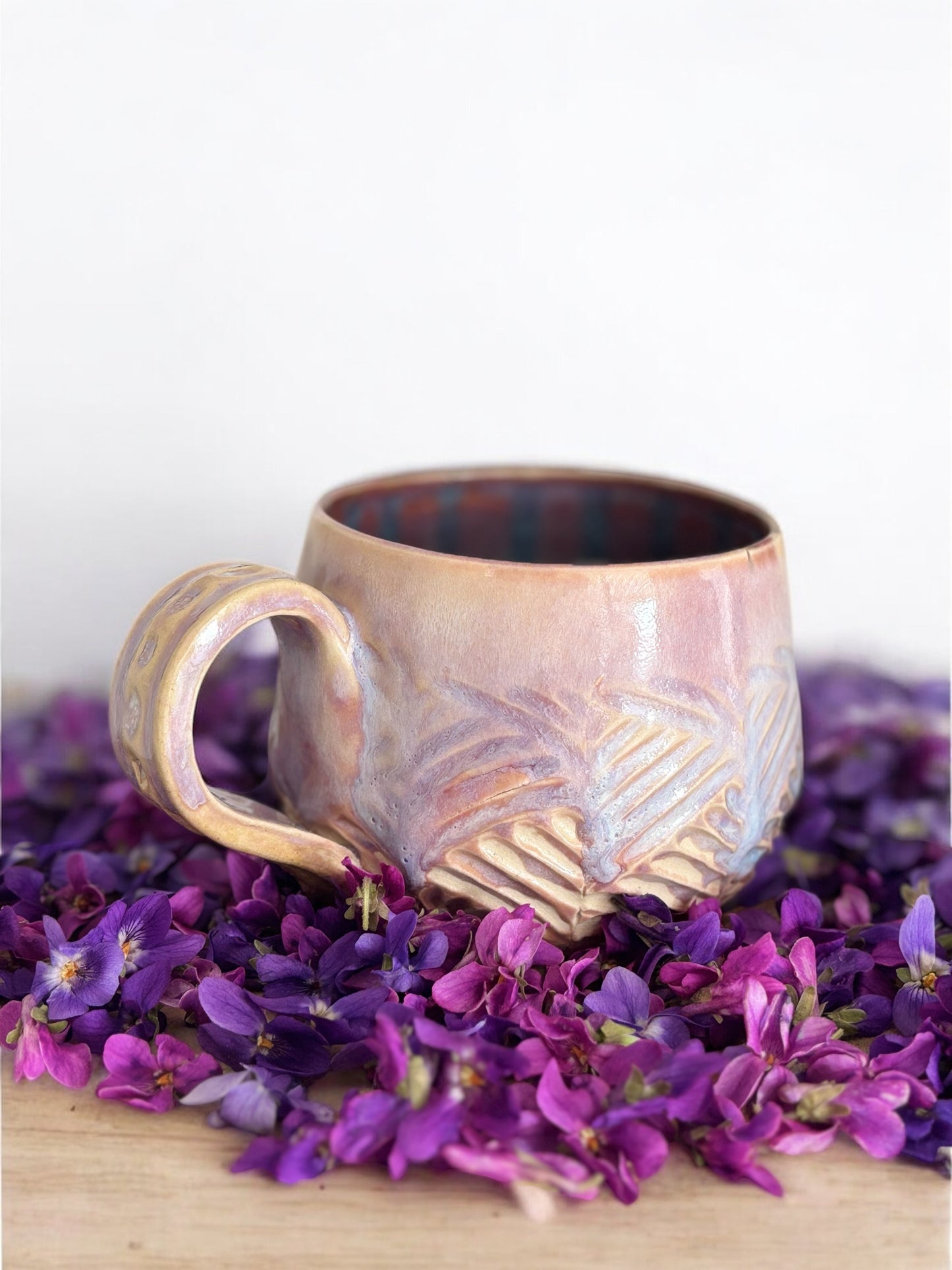 Tasse douce ,poterie faite main. Entretien facile.