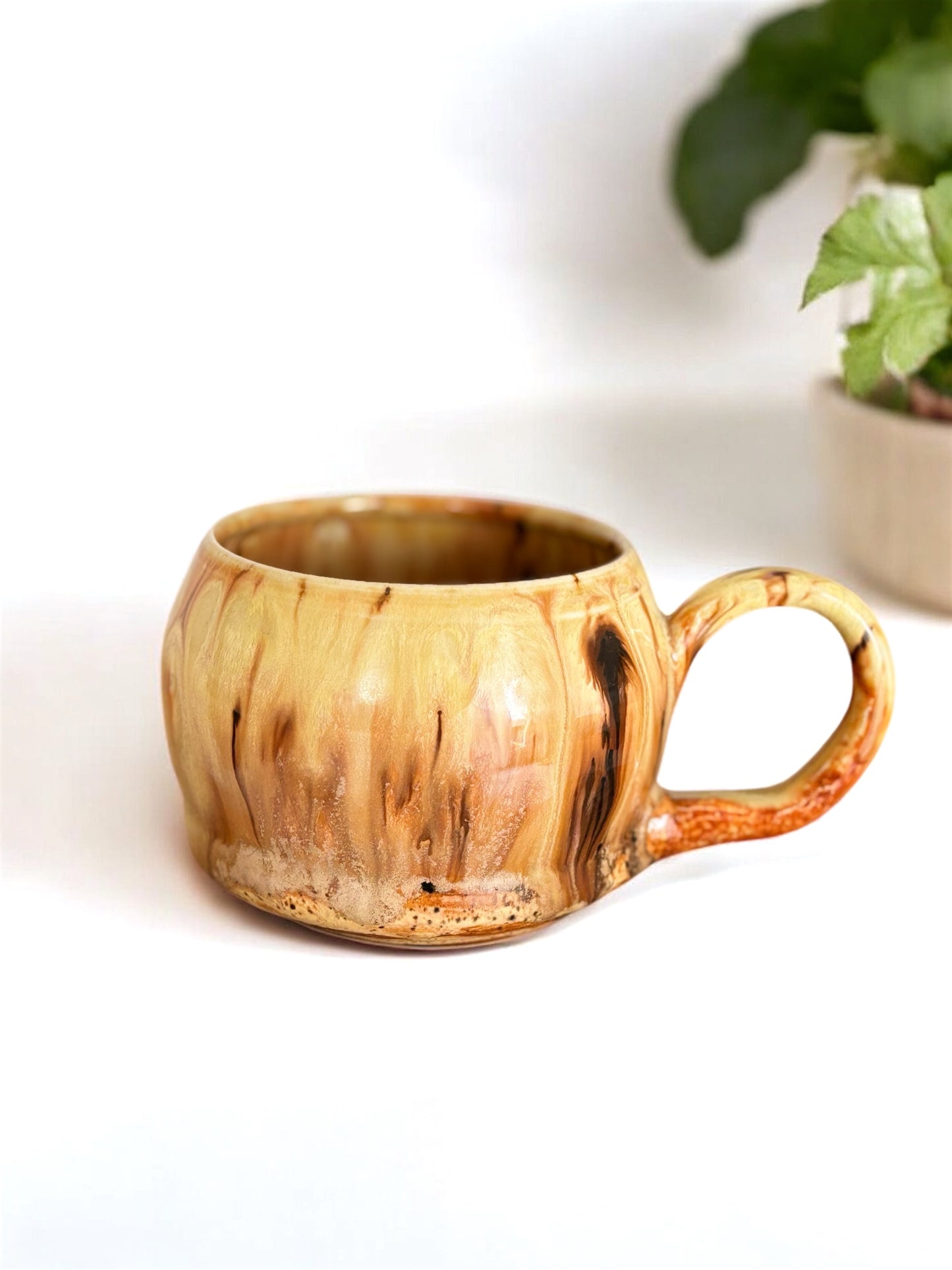 Tasse "au coin du feu" ,poterie faite main. Entretien facile.