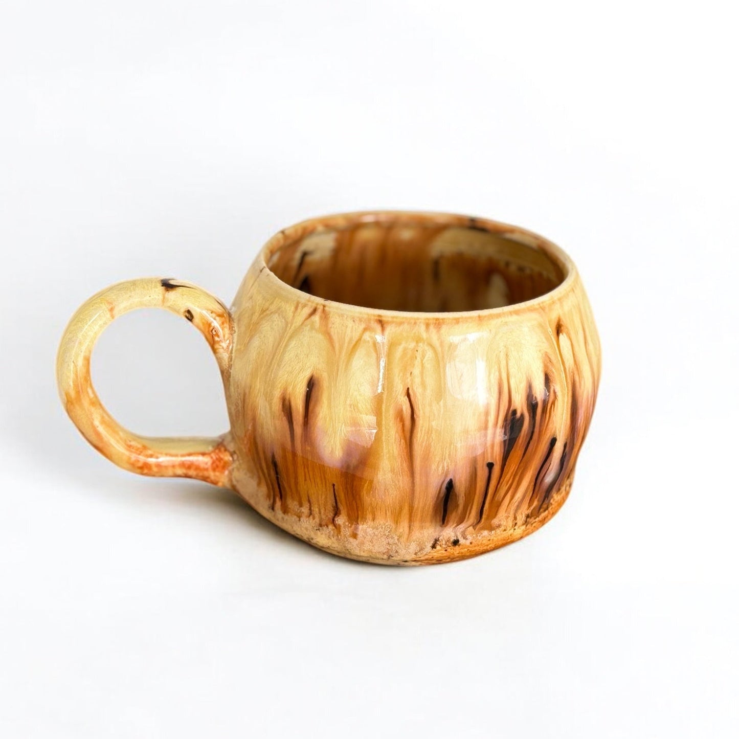 Tasse "au coin du feu" ,poterie faite main. Entretien facile.