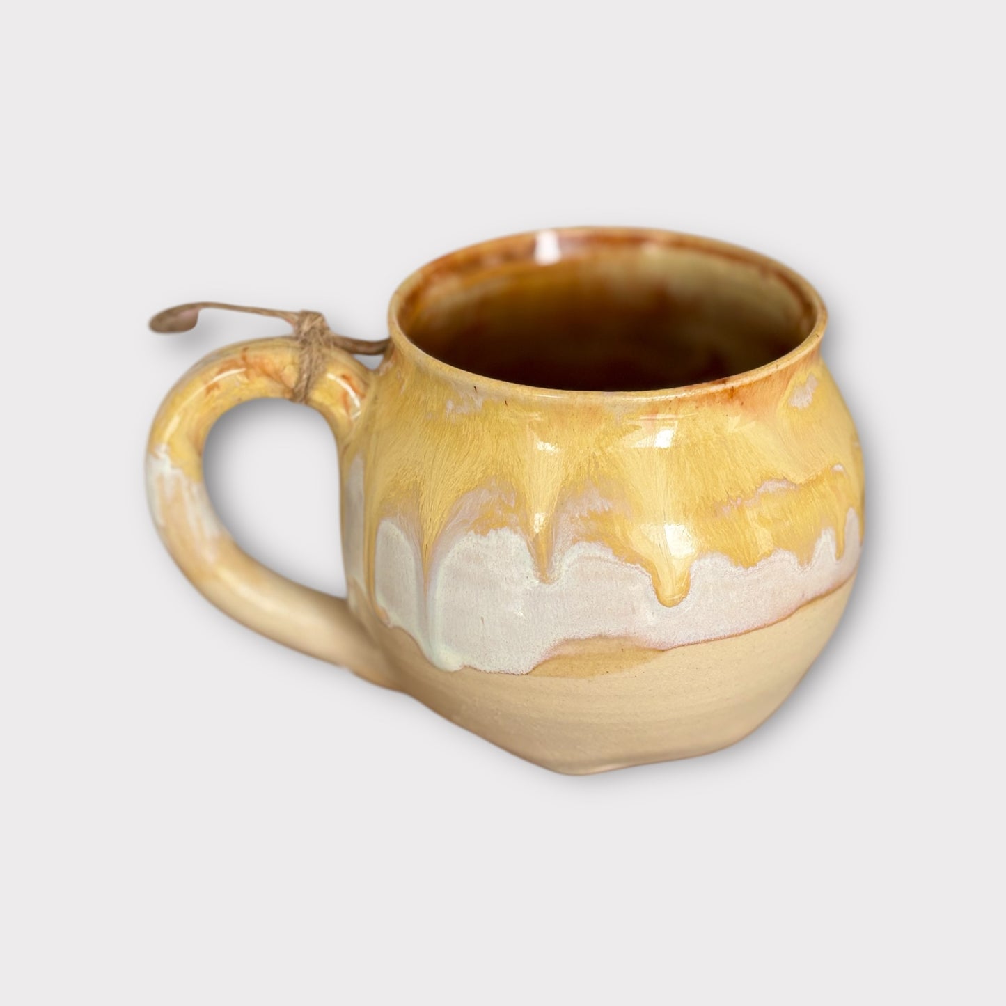 Tasse "Miel" ,poterie faite main. Entretien facile.
