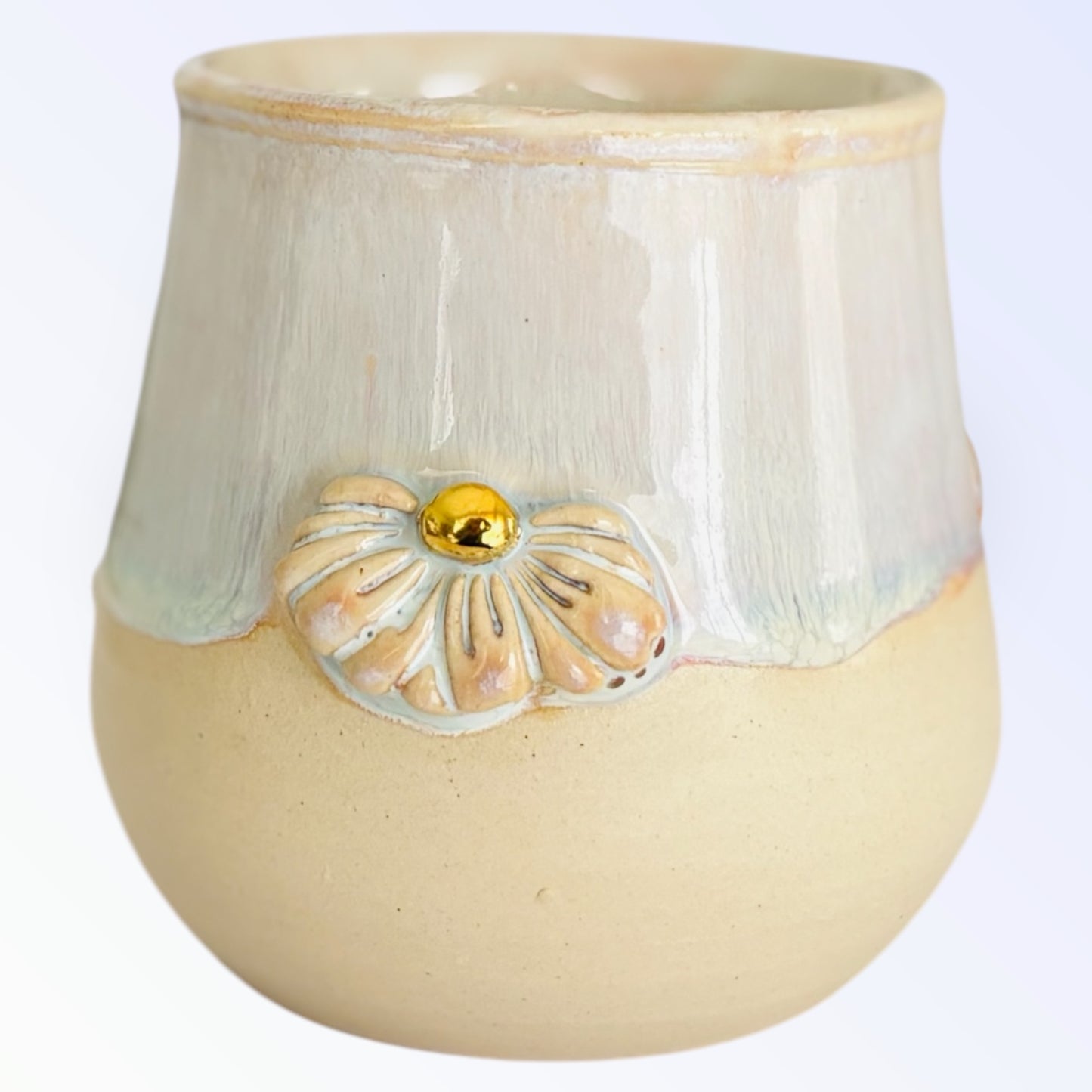 Tasse "fleur" blanc nacré, dégradés de couleurs douces - éclats en or véritable. Artisanat, pièce unique, fait main.