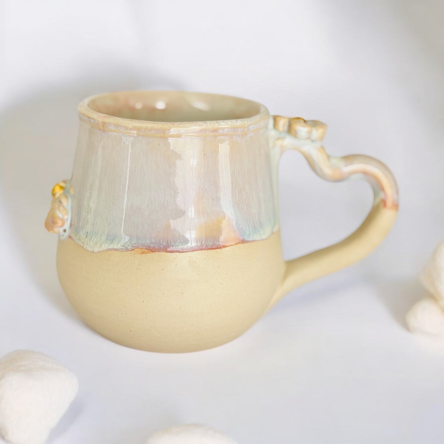 Tasse "fleur" blanc nacré, dégradés de couleurs douces - éclats en or véritable. Artisanat, pièce unique, fait main.