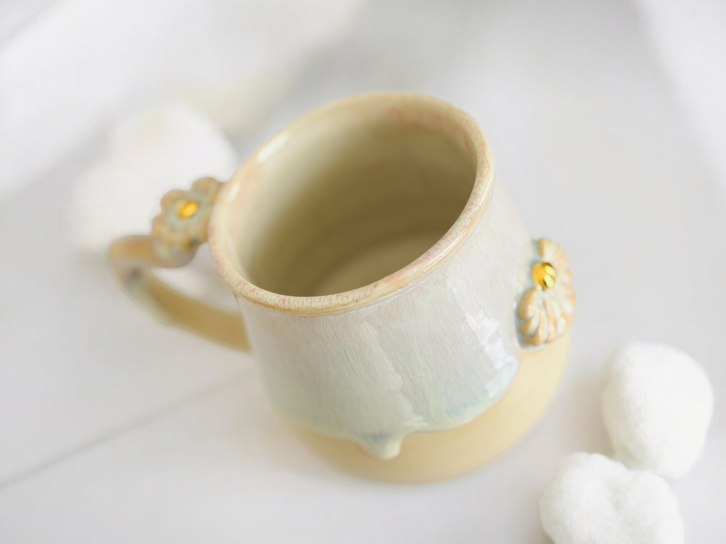 Tasse "fleur" blanc nacré, dégradés de couleurs douces - éclats en or véritable. Artisanat, pièce unique, fait main.