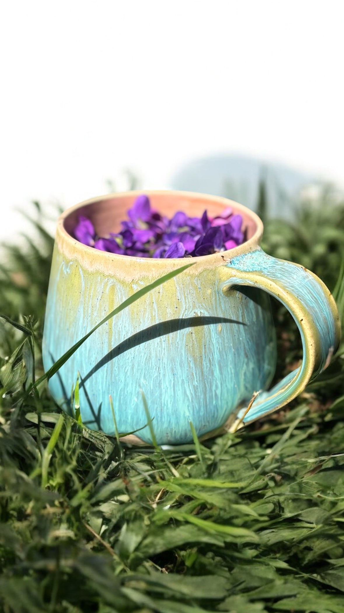 Tasse bleue turquoise ,poterie faite main. Entretien facile.
