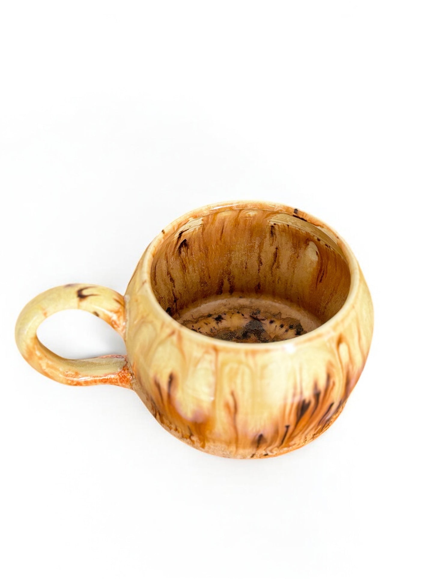 Tasse "au coin du feu" ,poterie faite main. Entretien facile.