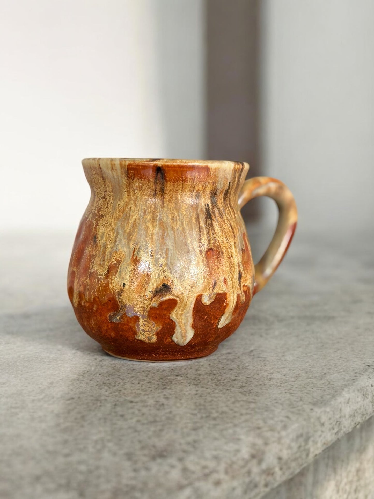 Tasse "au coin du feu" ,poterie faite main. Entretien facile.