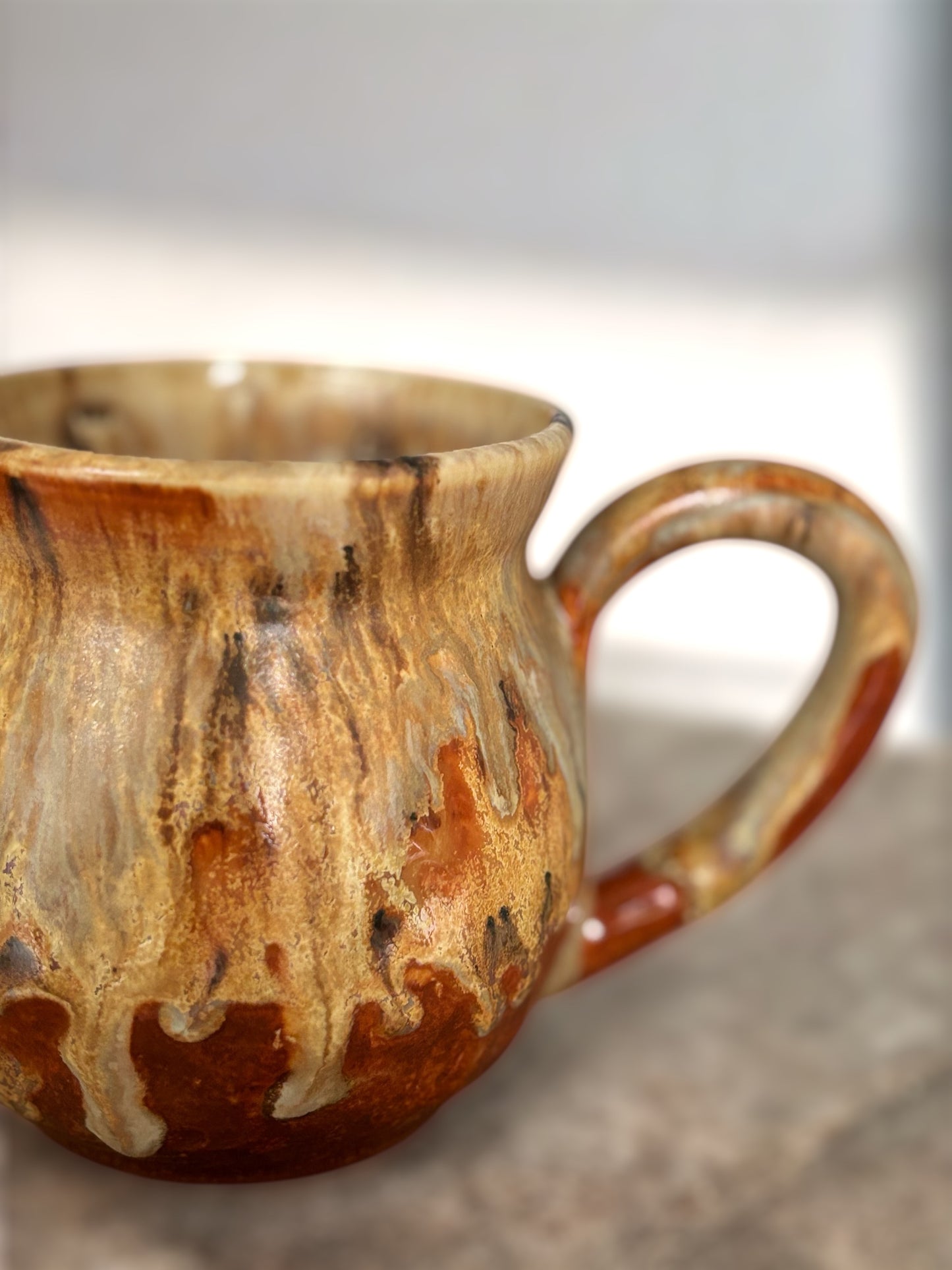 Tasse "au coin du feu" ,poterie faite main. Entretien facile.