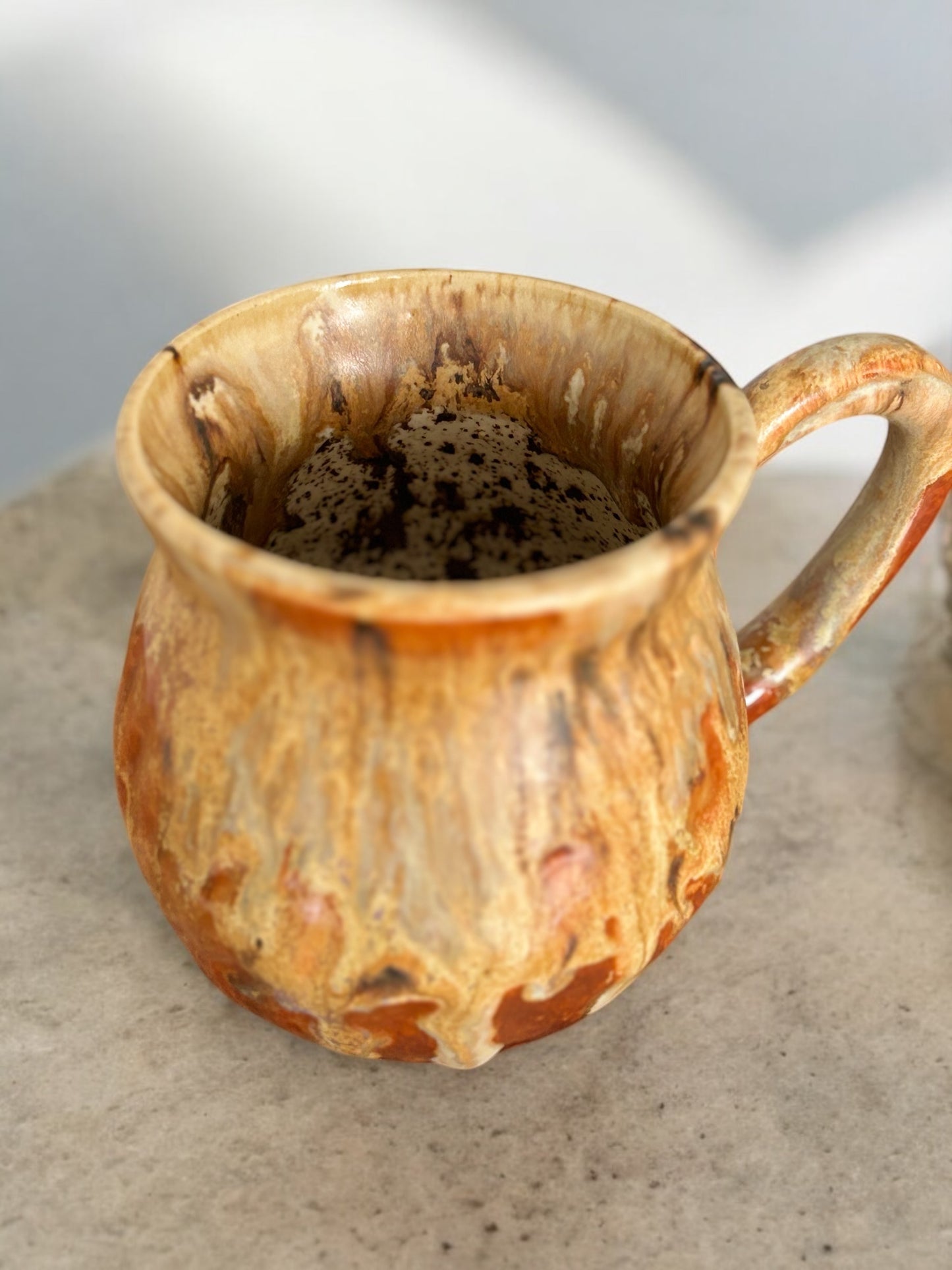 Tasse "au coin du feu" ,poterie faite main. Entretien facile.